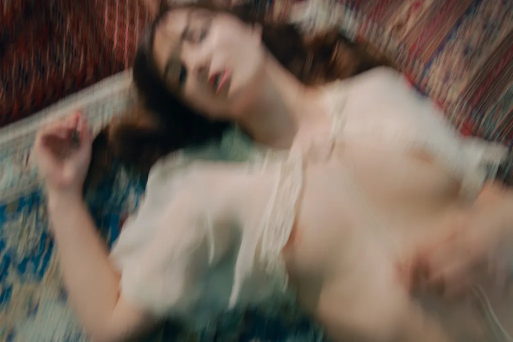 sesja-sensualna modelka Kinga Chorostowska, sesja w Pałacu Żółwin, sesja sensualna