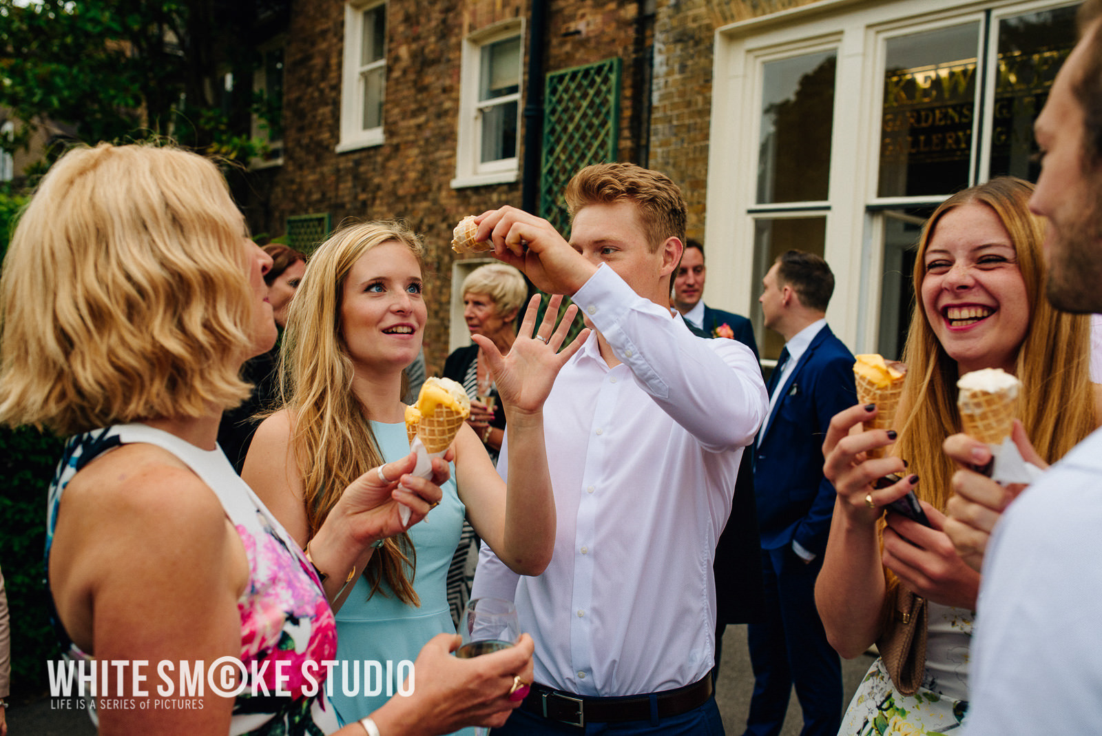 London wedding, Kew Gardens, Cambridge Cottage , Harriet i Sanj 161 harriet_sanjeev_kew_garden_160_cambridge_cottage_wedding