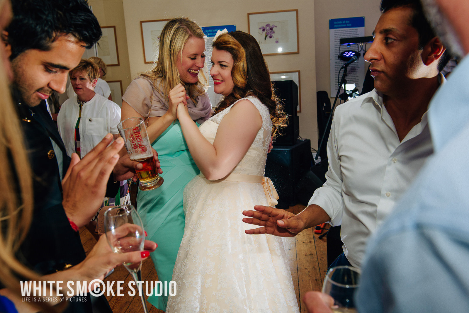London wedding, Kew Gardens, Cambridge Cottage , Harriet i Sanj 184 harriet_sanjeev_kew_garden_183_cambridge_cottage_wedding